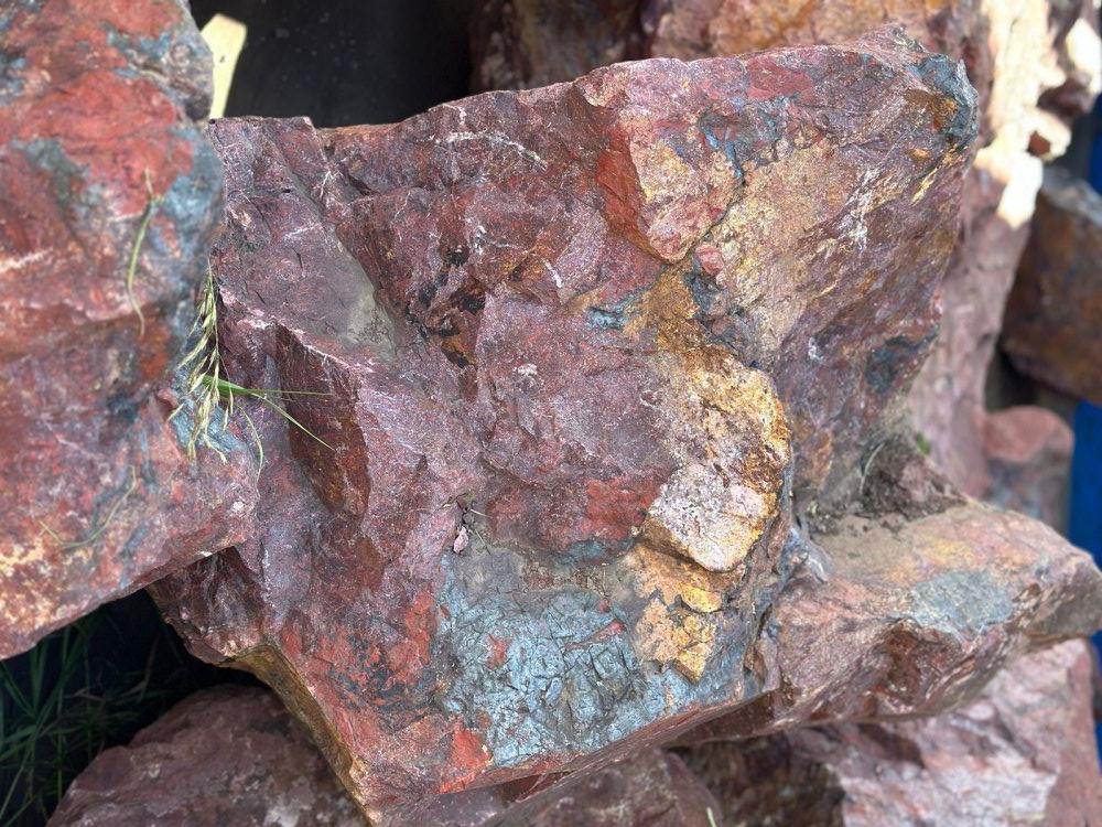 Камни для ландшафтного дизайна красно-фиолетовые 10-60 килограмм купить в Карачаево-Черкесской Республике