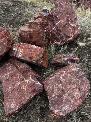 Ландшафтные глыбы красно-фиолетовые 200-1000 килограмм купить в Карачаево-Черкесской Республике