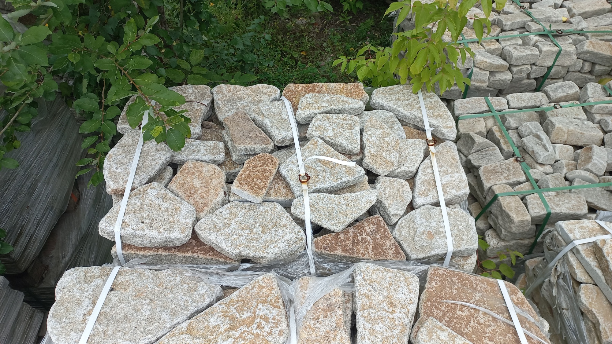 Плитняк галтованный гранитный для ландшафтного дизайна купить в Карачаево-Черкесской Республике