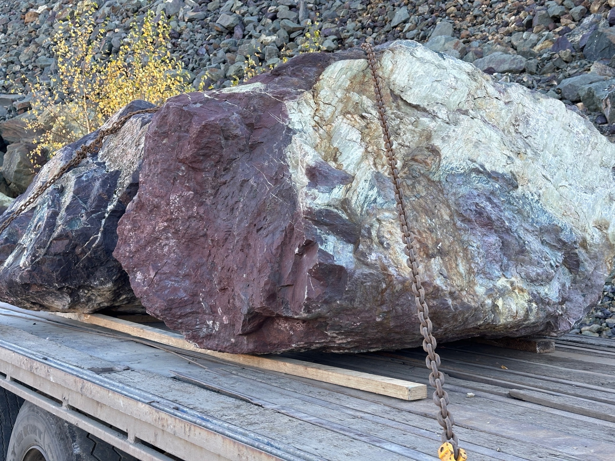 Огромные красно-фиолетовые валуны для ландшафтного дизайна весом более 5 тонн купить в Карачаево-Черкесской Республике