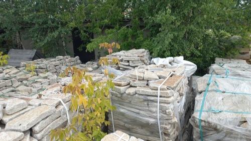 Плитняк галтованный гранитный для ландшафтного дизайна купить в Карачаево-Черкесской Республике