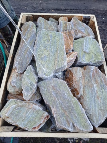 Златолит жёлтый, жёлто-зелёный глыбки и валуны для ланшафтного дизайна купить в Карачаево-Черкесской Республике