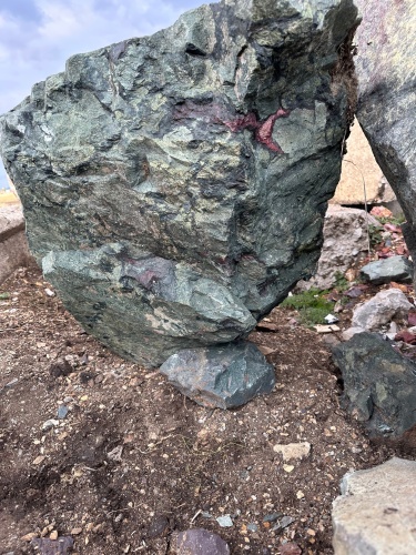 Гигантские зелёные валуны для ландшафтного дизайна весом более 5 тонн купить в Карачаево-Черкесской Республике