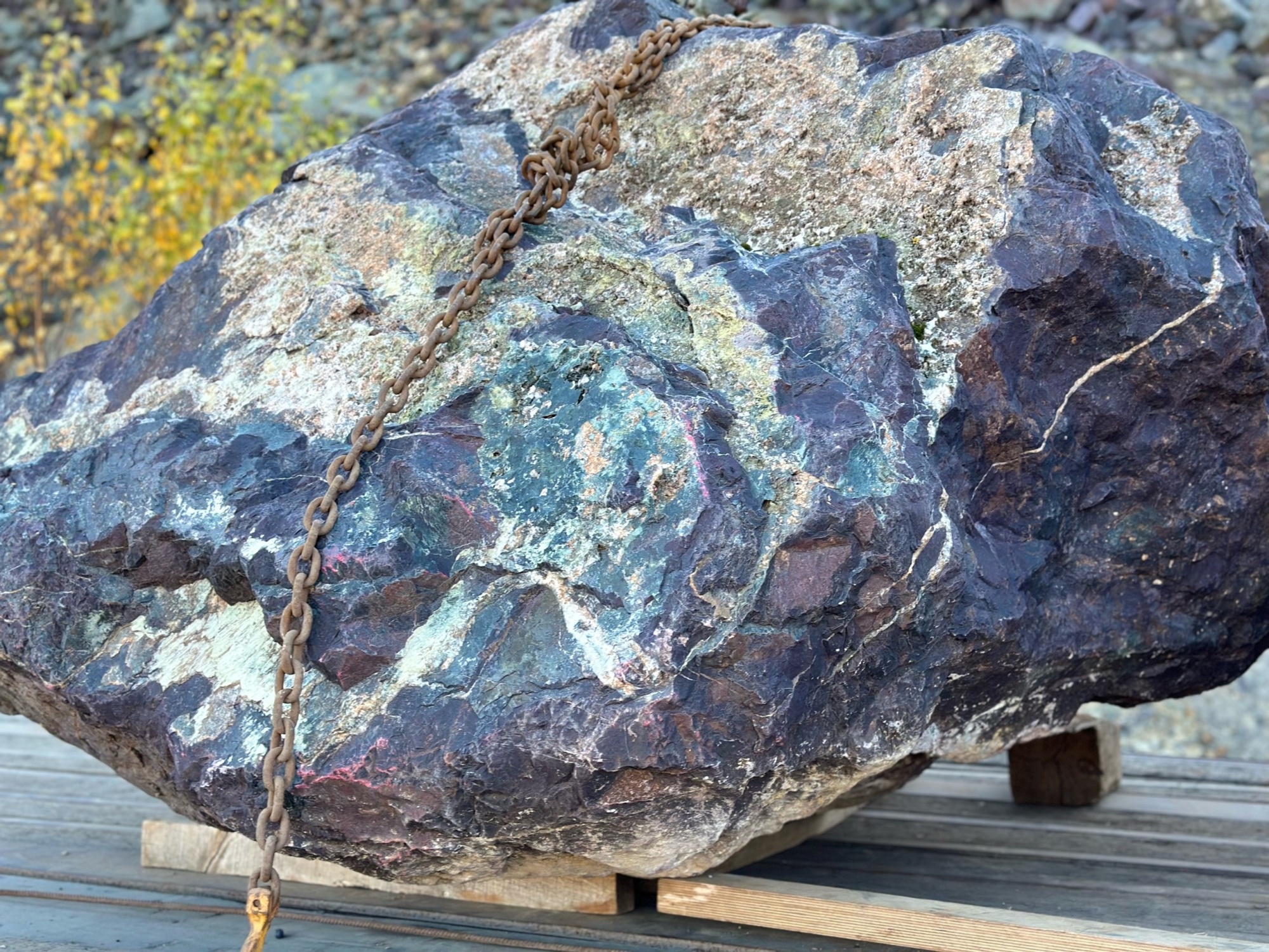 Огромные красно-фиолетовые валуны для ландшафтного дизайна весом более 5 тонн купить в Карачаево-Черкесской Республике