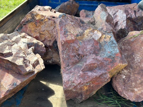 Ландшафтные глыбы красно-фиолетовые 200-1000 килограмм купить в Карачаево-Черкесской Республике