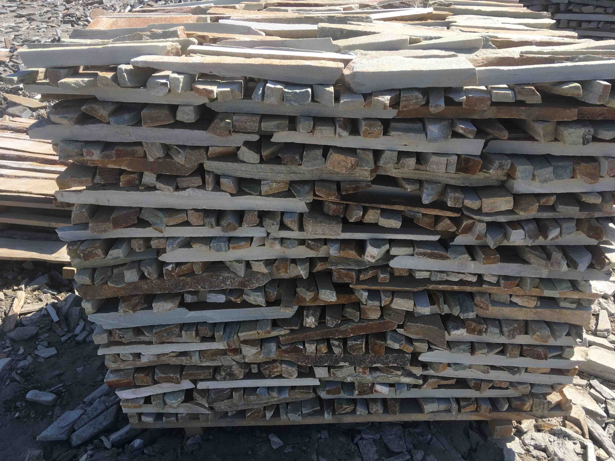 Горбушка златолит золотистый для облицовки купить в Карачаево-Черкесской Республике