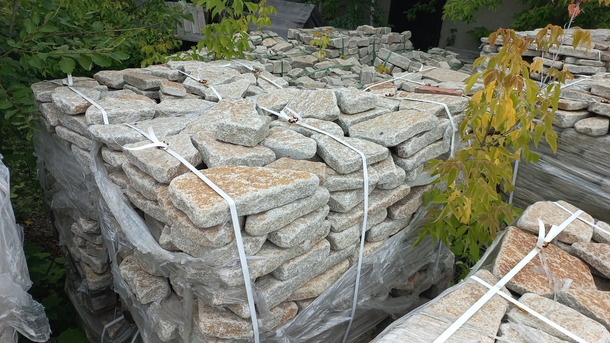 Плитняк галтованный гранитный для ландшафтного дизайна купить в Карачаево-Черкесской Республике