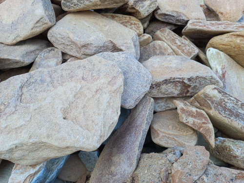 Златолит жёлтый, жёлто-зелёный глыбки и валуны для ланшафтного дизайна купить в Карачаево-Черкесской Республике