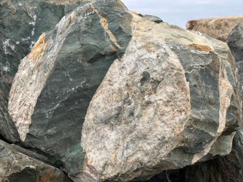 Гигантские зелёные валуны для ландшафтного дизайна весом более 5 тонн купить в Карачаево-Черкесской Республике