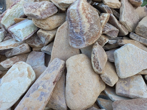 Златолит жёлтый, жёлто-зелёный глыбки и валуны для ланшафтного дизайна купить в Карачаево-Черкесской Республике