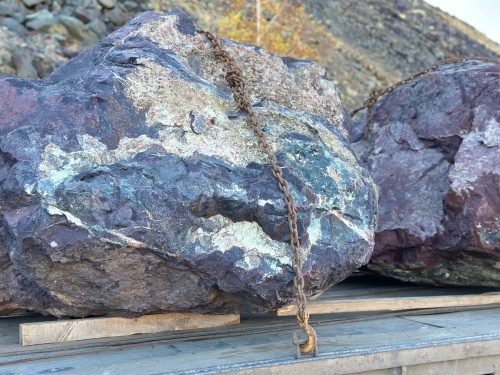 Огромные красно-фиолетовые валуны для ландшафтного дизайна весом более 5 тонн купить в Карачаево-Черкесской Республике